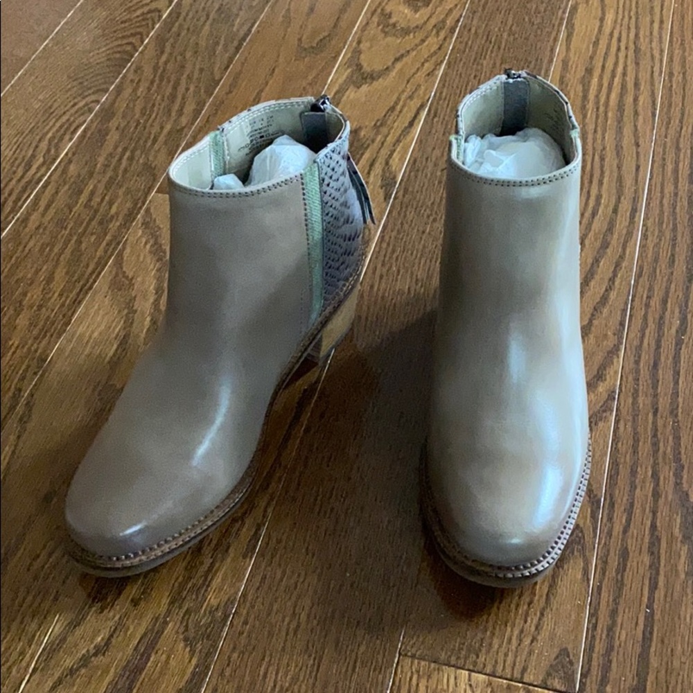 Hush Puppies ankle boot with zipper